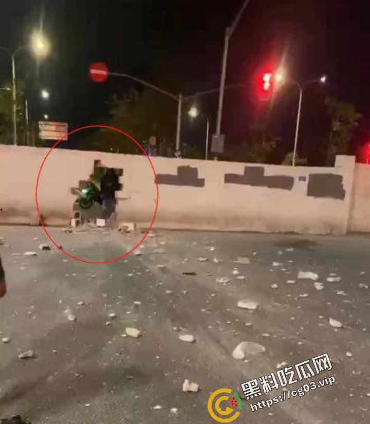 浙江台州骑士穿墙殒命!拉极速 把墙撞了一个大洞!远光灯之乡的冲击力!