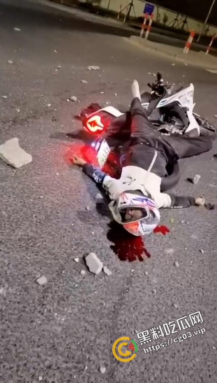 浙江台州骑士穿墙殒命!拉极速 把墙撞了一个大洞!远光灯之乡的冲击力!