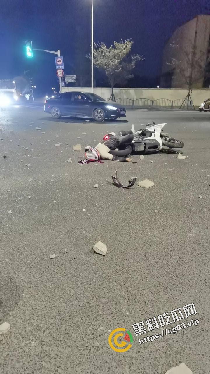 浙江台州骑士穿墙殒命!拉极速 把墙撞了一个大洞!远光灯之乡的冲击力!