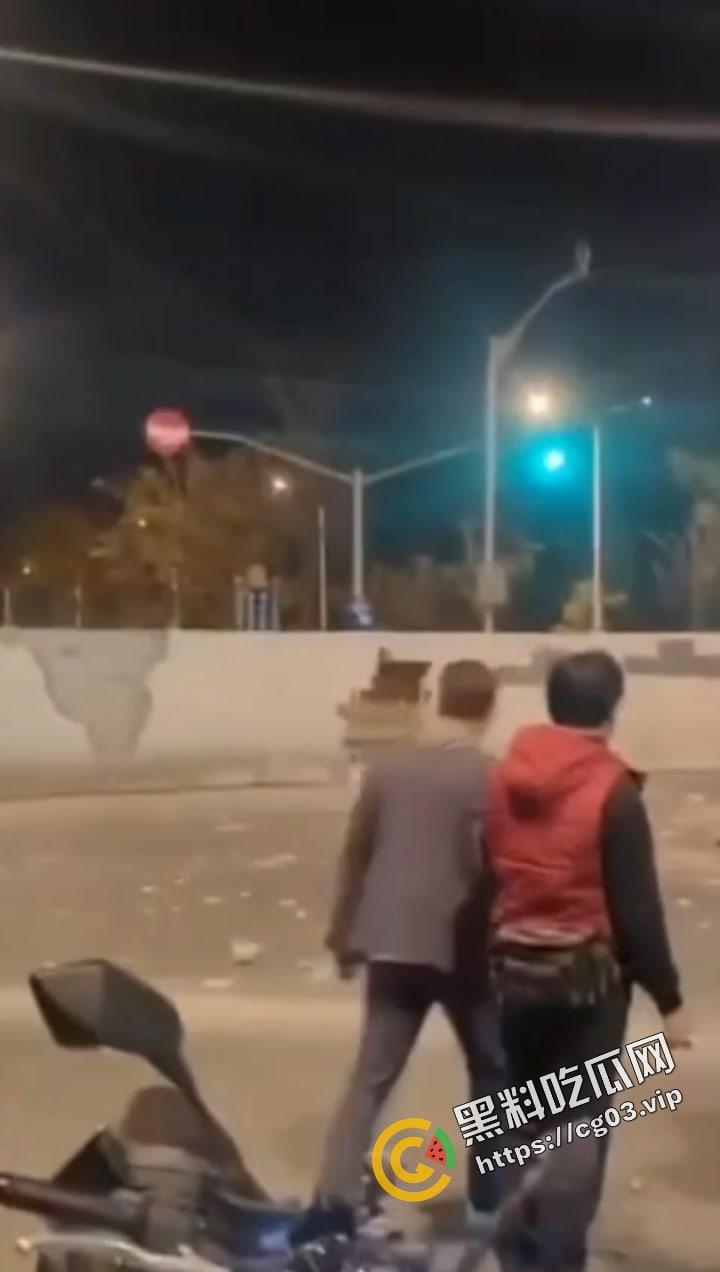 浙江台州骑士穿墙殒命!拉极速 把墙撞了一个大洞!远光灯之乡的冲击力!