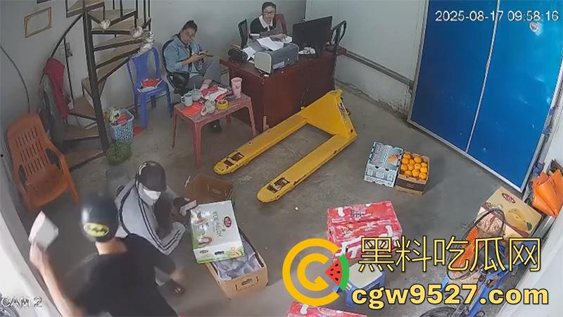 越南海防水果批发市场,发生重大砍人事件,男子手持菜刀疯狂劈砍,导致三人身受重伤,现场视频流出!