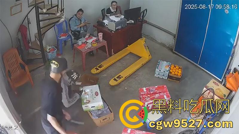 越南海防水果批发市场,发生重大砍人事件,男子手持菜刀疯狂劈砍,导致三人身受重伤,现场视频流出!