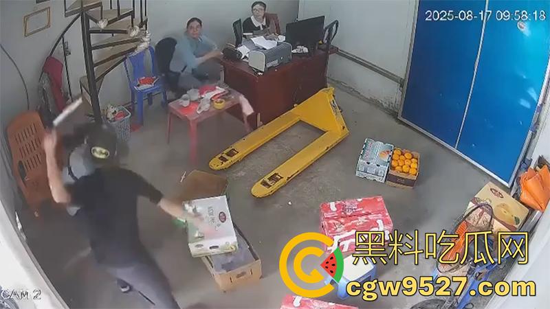 越南海防水果批发市场,发生重大砍人事件,男子手持菜刀疯狂劈砍,导致三人身受重伤,现场视频流出!