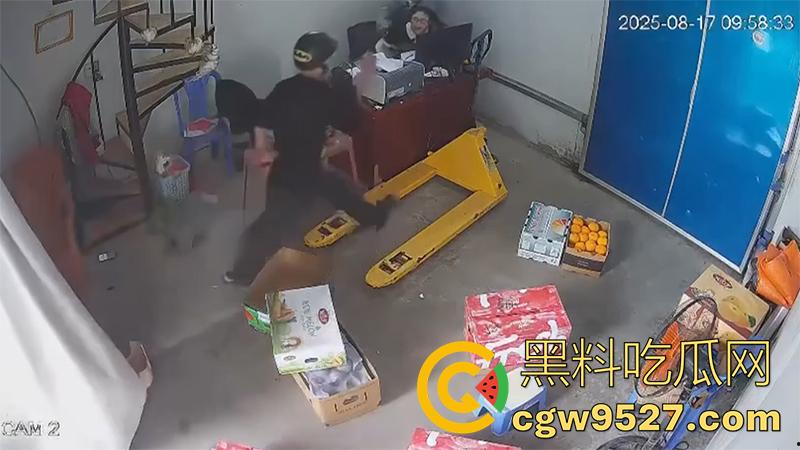 越南海防水果批发市场,发生重大砍人事件,男子手持菜刀疯狂劈砍,导致三人身受重伤,现场视频流出!