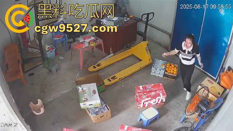 越南海防水果批发市场,发生重大砍人事件,男子手持菜刀疯狂劈砍,导致三人身受重伤,现场视频流出!