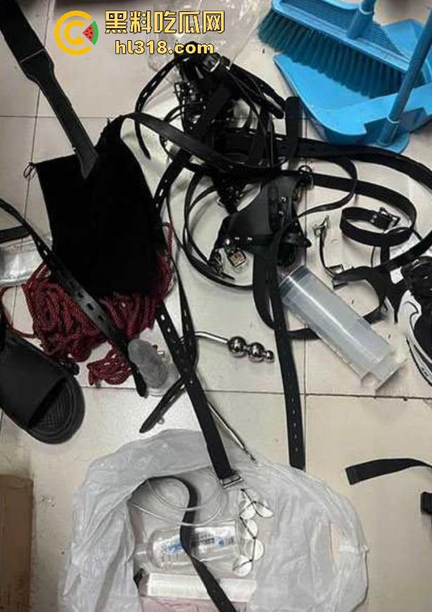 新生入学发现学姐的圣遗物,这学姐也太会玩了吧,灌肠器假鸡巴拉珠样样全,赶紧舔一下上面还有学姐淫水!