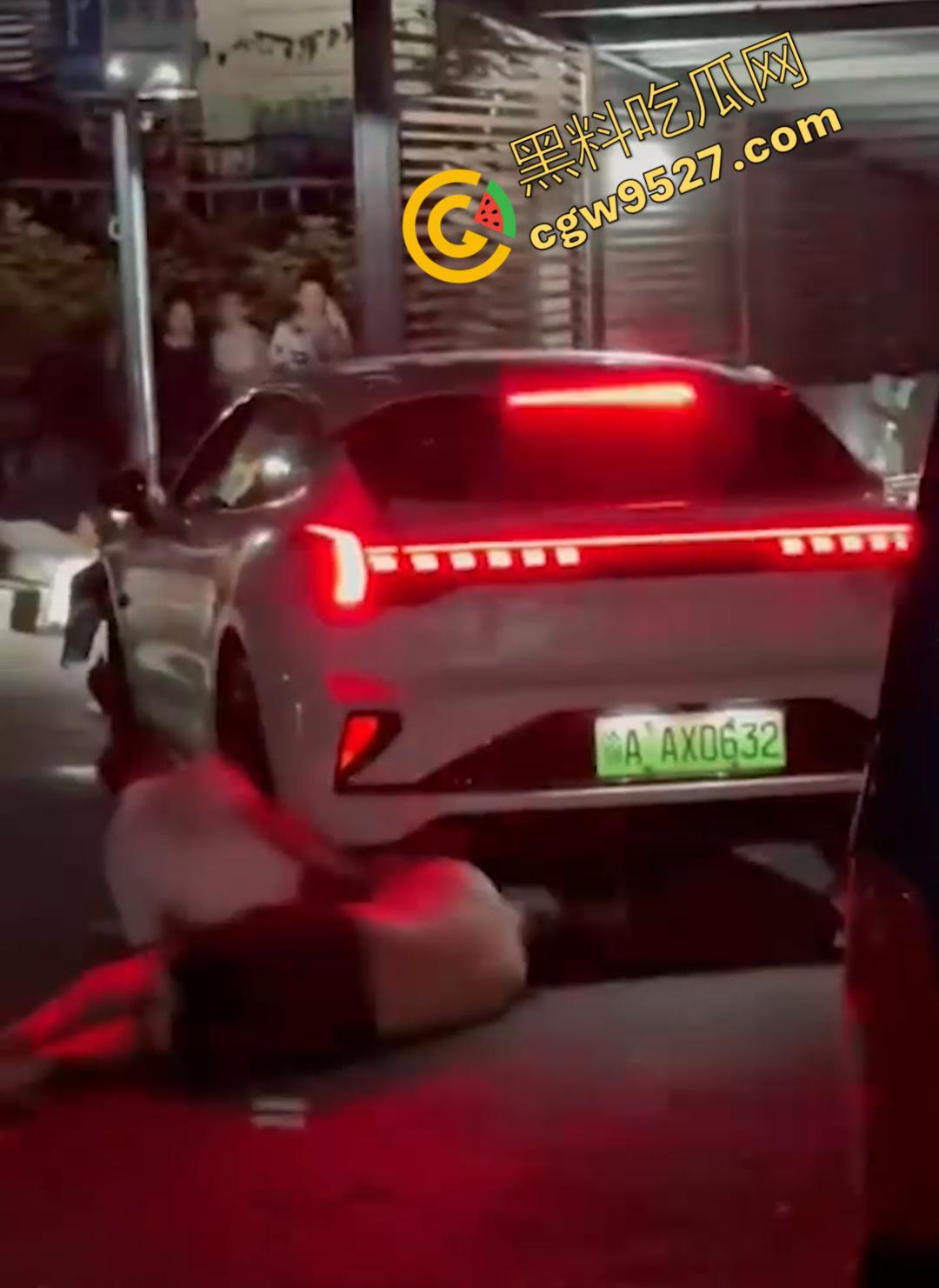 愤怒驾驶酿惨剧!重庆车主暴躁碾压群众,1死4伤!现场惨不忍睹,众怒难平!