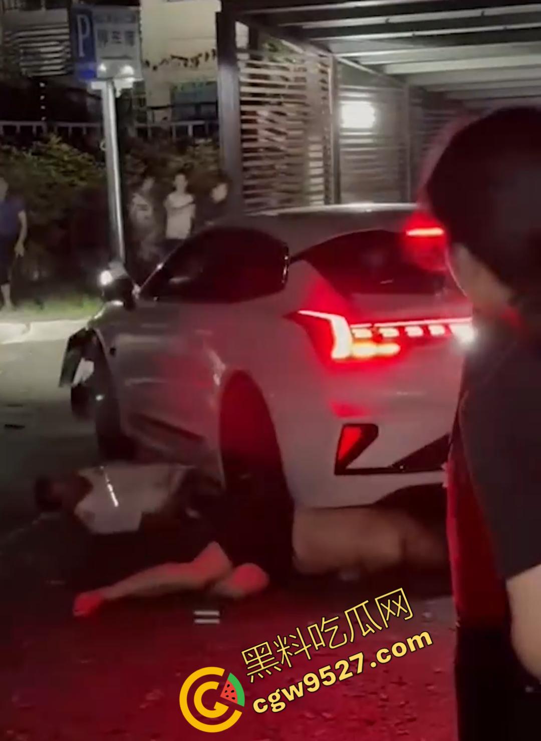 愤怒驾驶酿惨剧!重庆车主暴躁碾压群众,1死4伤!现场惨不忍睹,众怒难平!