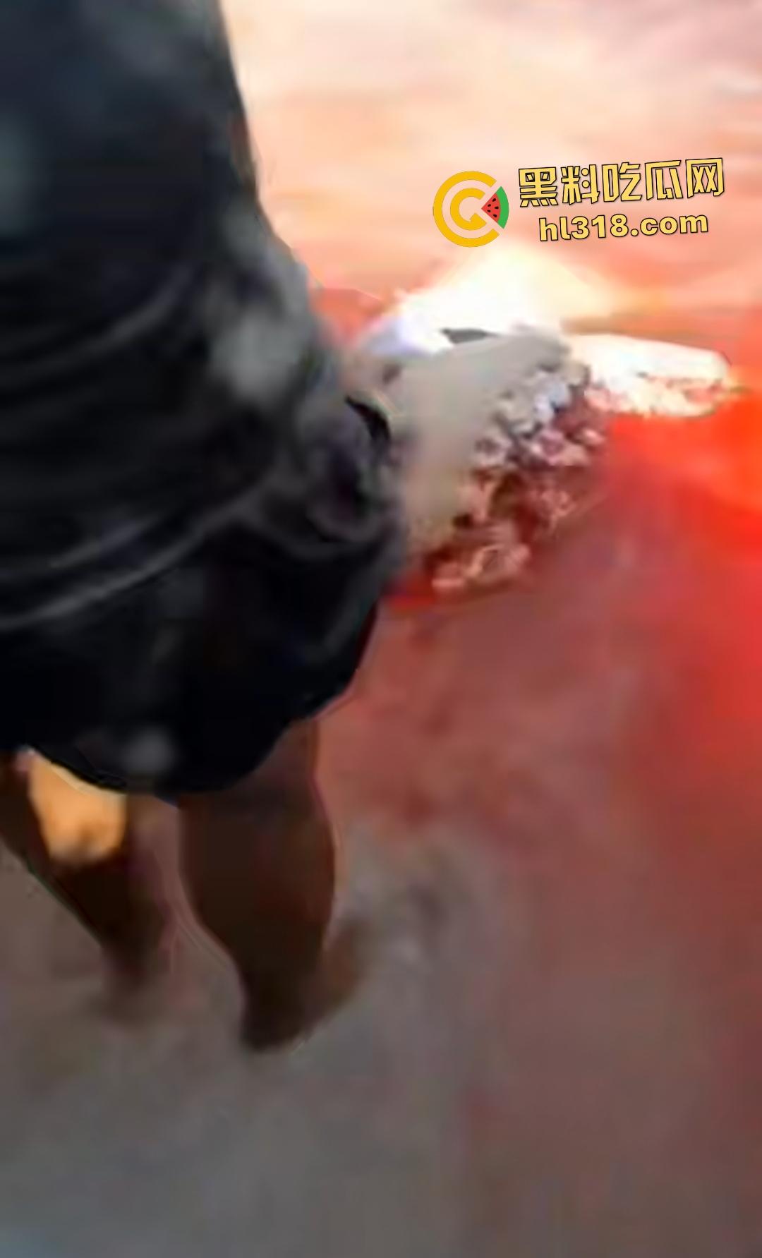 黑人男子海边遭螺旋桨血腥绞杀!下半身肉烂血染红海,旁人妄图复原断肢,谁知身体差点变两半!