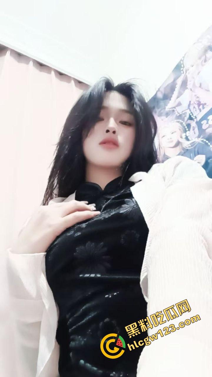 怒火攻心版路边操逼现场曝光,小伙脱裤就插当街透女友批,环卫大爷看傻,快枪十秒完事操完提裤就走!