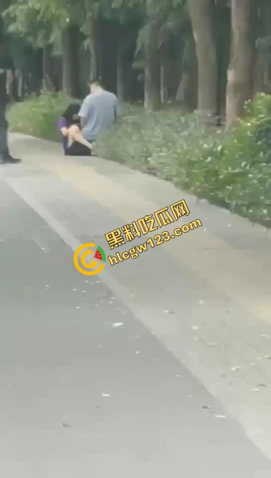 怒火攻心版路边操逼现场曝光,小伙脱裤就插当街透女友批,环卫大爷看傻,快枪十秒完事操完提裤就走!