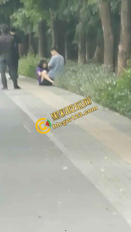 怒火攻心版路边操逼现场曝光,小伙脱裤就插当街透女友批,环卫大爷看傻,快枪十秒完事操完提裤就走!
