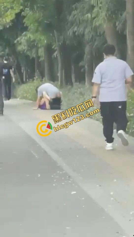 怒火攻心版路边操逼现场曝光,小伙脱裤就插当街透女友批,环卫大爷看傻,快枪十秒完事操完提裤就走!