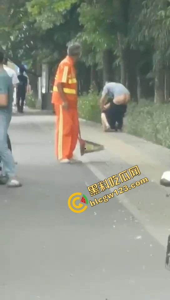 怒火攻心版路边操逼现场曝光,小伙脱裤就插当街透女友批,环卫大爷看傻,快枪十秒完事操完提裤就走!