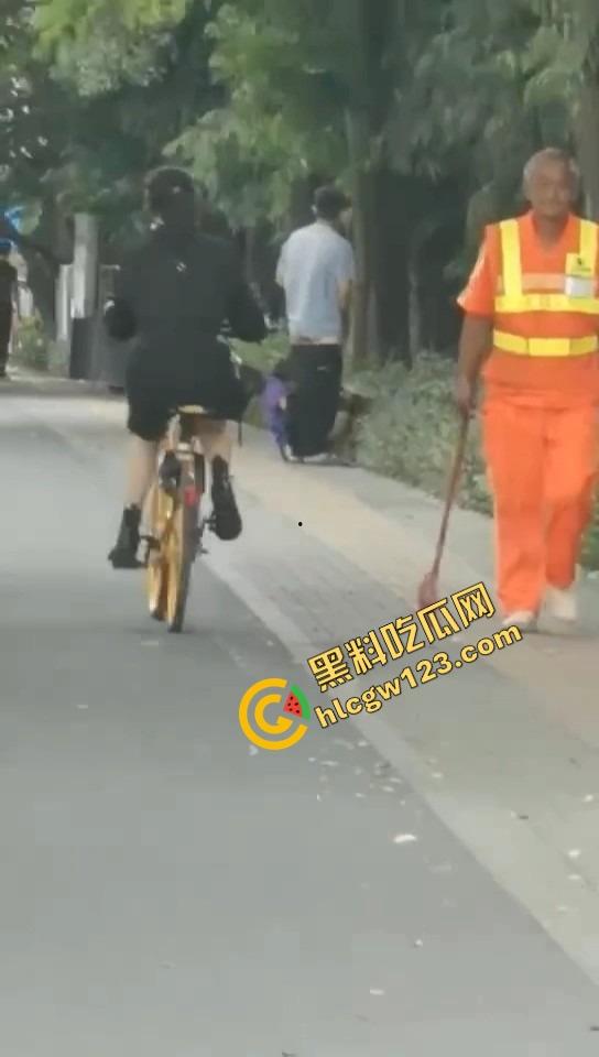 怒火攻心版路边操逼现场曝光,小伙脱裤就插当街透女友批,环卫大爷看傻,快枪十秒完事操完提裤就走!