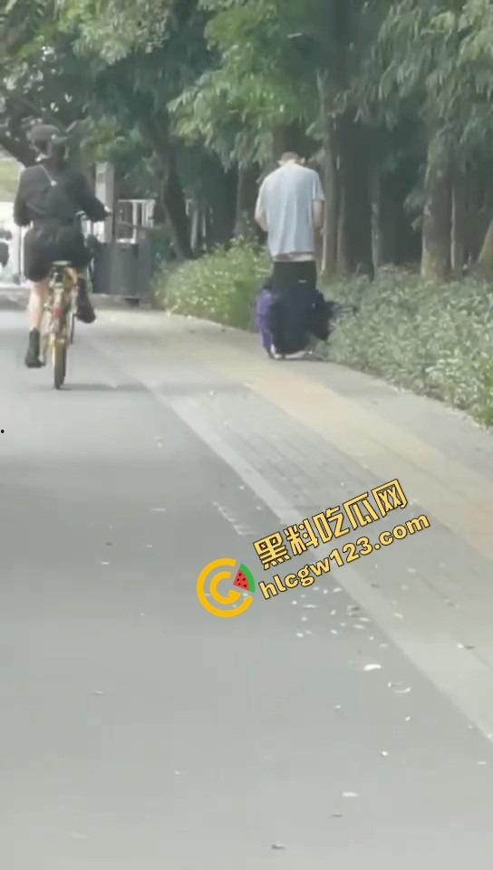 怒火攻心版路边操逼现场曝光,小伙脱裤就插当街透女友批,环卫大爷看傻,快枪十秒完事操完提裤就走!