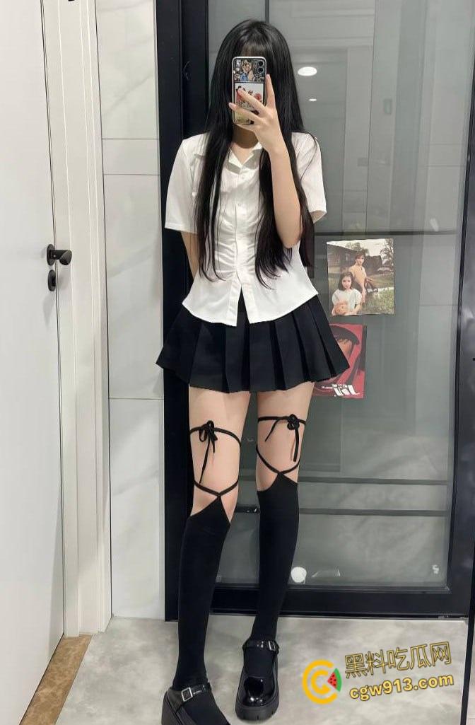 抖音擦边网红【爱吃猪脚饭】,白袜大长腿清纯脸蛋,JK短裙脱下性感内裤,假屌炮机狂插自慰!