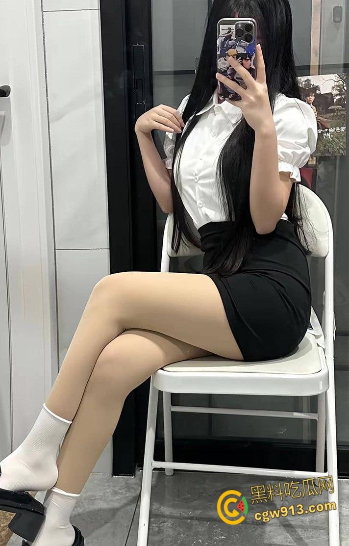 抖音擦边网红【爱吃猪脚饭】,白袜大长腿清纯脸蛋,JK短裙脱下性感内裤,假屌炮机狂插自慰!