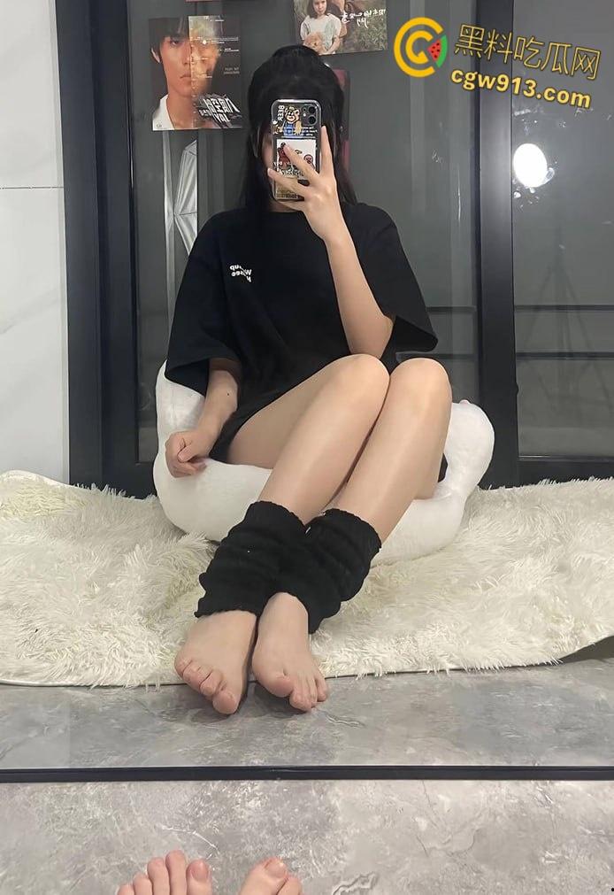 抖音擦边网红【爱吃猪脚饭】,白袜大长腿清纯脸蛋,JK短裙脱下性感内裤,假屌炮机狂插自慰!