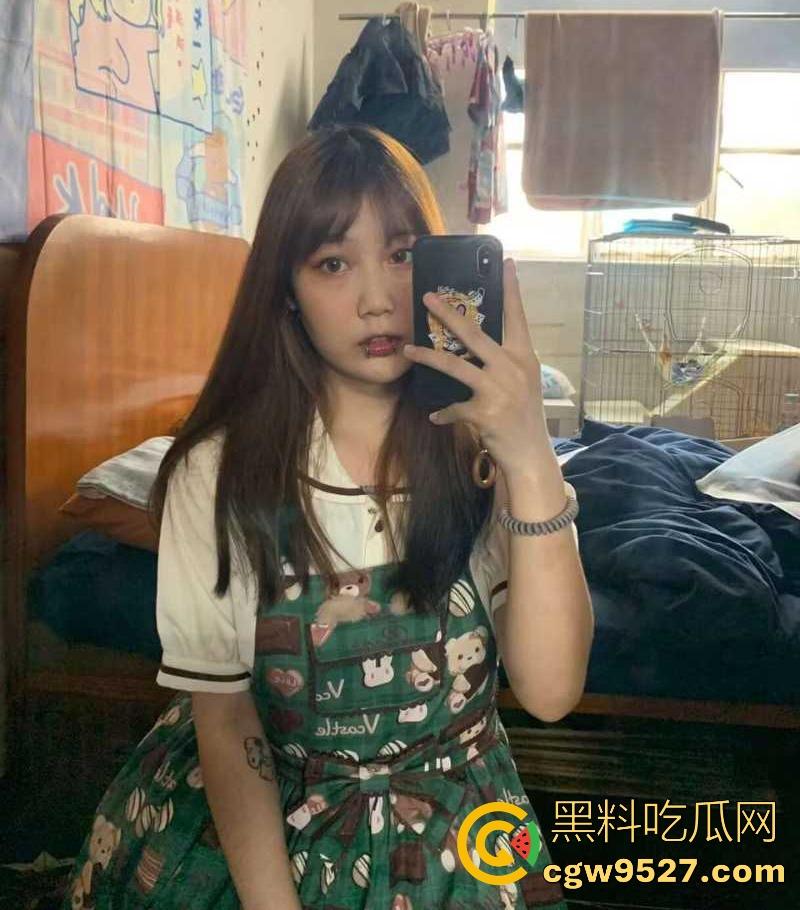 四川花胸纹身没钱结账,现与纹身师做爱抵债,细腰翘臀骚劲十足,放荡婊子私密视频曝光!