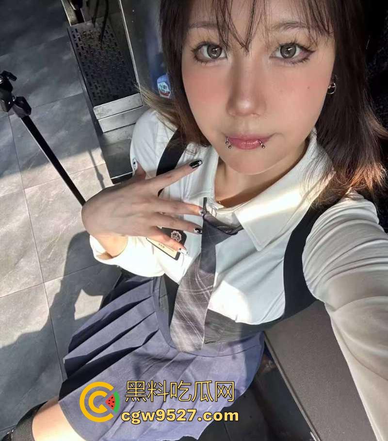 四川花胸纹身没钱结账,现与纹身师做爱抵债,细腰翘臀骚劲十足,放荡婊子私密视频曝光!