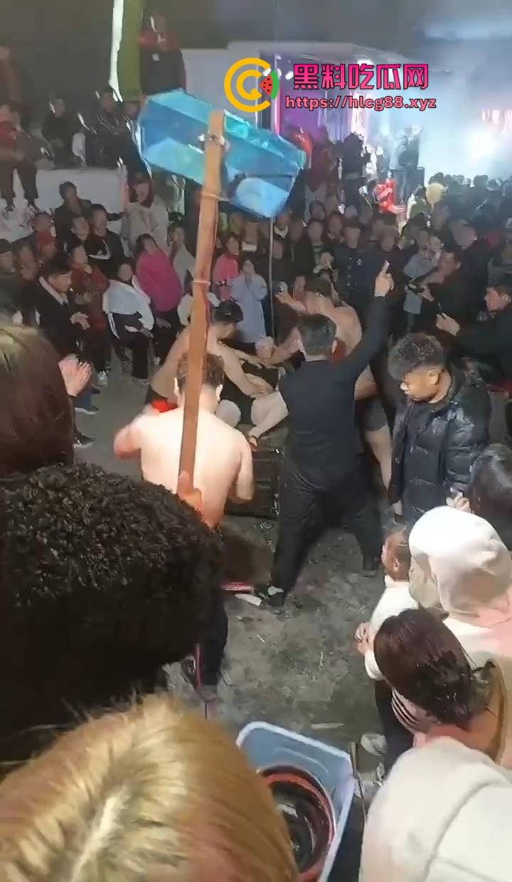 安徽马鞍山丧事变蹦迪?白事喇叭班低俗表演,现场胸口小奶碎大石,脖子顶钢筋这送走的是人还是在送欢乐?