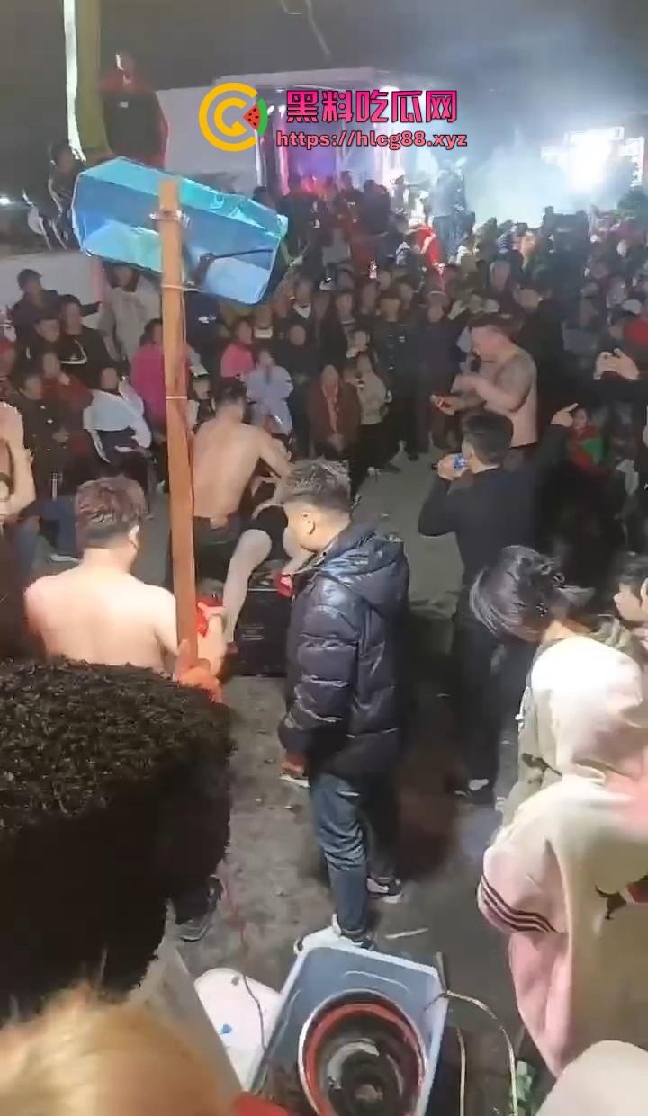 安徽马鞍山丧事变蹦迪?白事喇叭班低俗表演,现场胸口小奶碎大石,脖子顶钢筋这送走的是人还是在送欢乐?