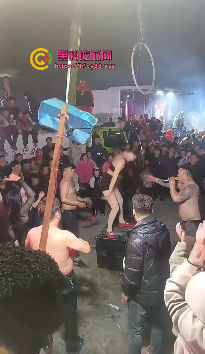 安徽马鞍山丧事变蹦迪?白事喇叭班低俗表演,现场胸口小奶碎大石,脖子顶钢筋这送走的是人还是在送欢乐?