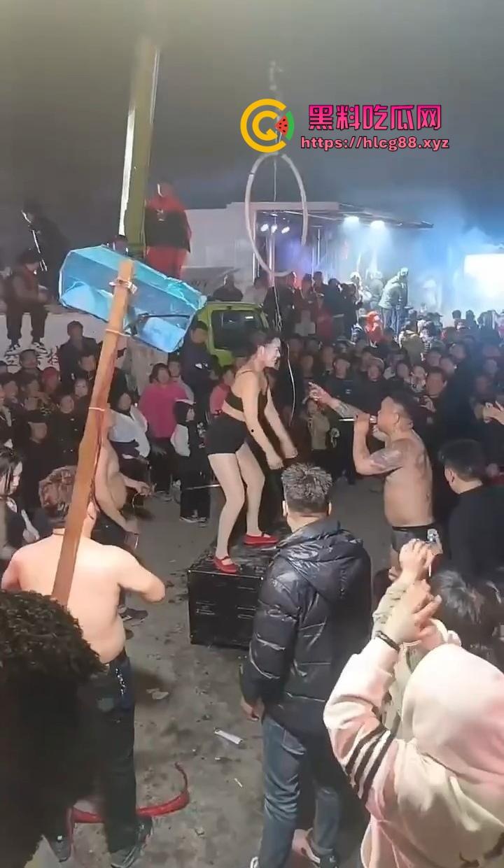 安徽马鞍山丧事变蹦迪?白事喇叭班低俗表演,现场胸口小奶碎大石,脖子顶钢筋这送走的是人还是在送欢乐?