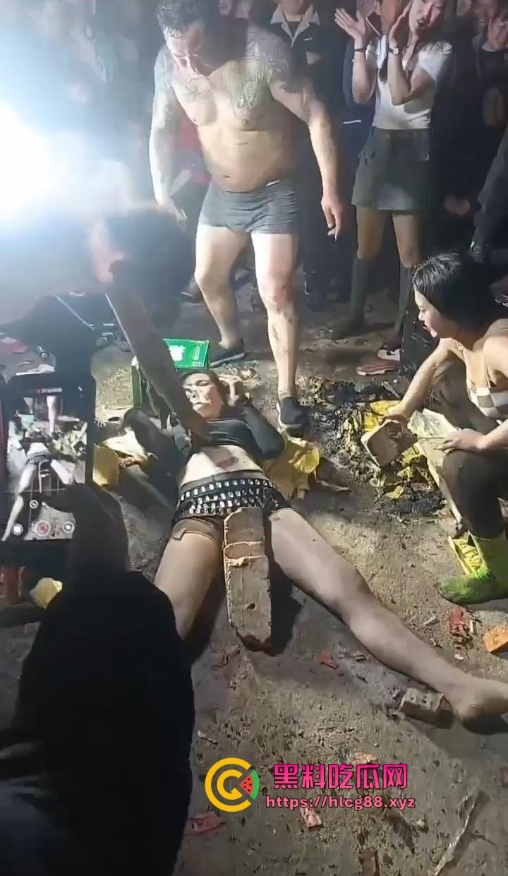 安徽马鞍山丧事变蹦迪?白事喇叭班低俗表演,现场胸口小奶碎大石,脖子顶钢筋这送走的是人还是在送欢乐?