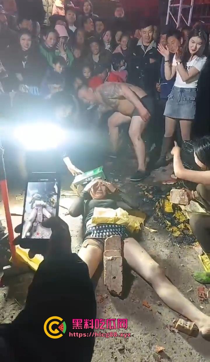 安徽马鞍山丧事变蹦迪?白事喇叭班低俗表演,现场胸口小奶碎大石,脖子顶钢筋这送走的是人还是在送欢乐?