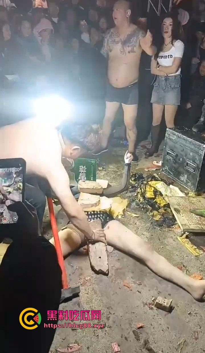 安徽马鞍山丧事变蹦迪?白事喇叭班低俗表演,现场胸口小奶碎大石,脖子顶钢筋这送走的是人还是在送欢乐?