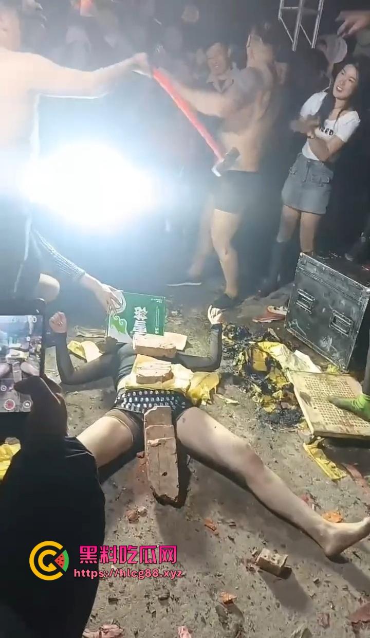 安徽马鞍山丧事变蹦迪?白事喇叭班低俗表演,现场胸口小奶碎大石,脖子顶钢筋这送走的是人还是在送欢乐?