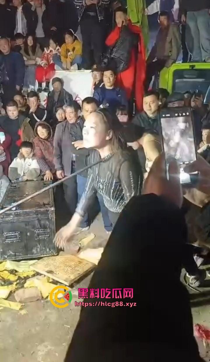 安徽马鞍山丧事变蹦迪?白事喇叭班低俗表演,现场胸口小奶碎大石,脖子顶钢筋这送走的是人还是在送欢乐?