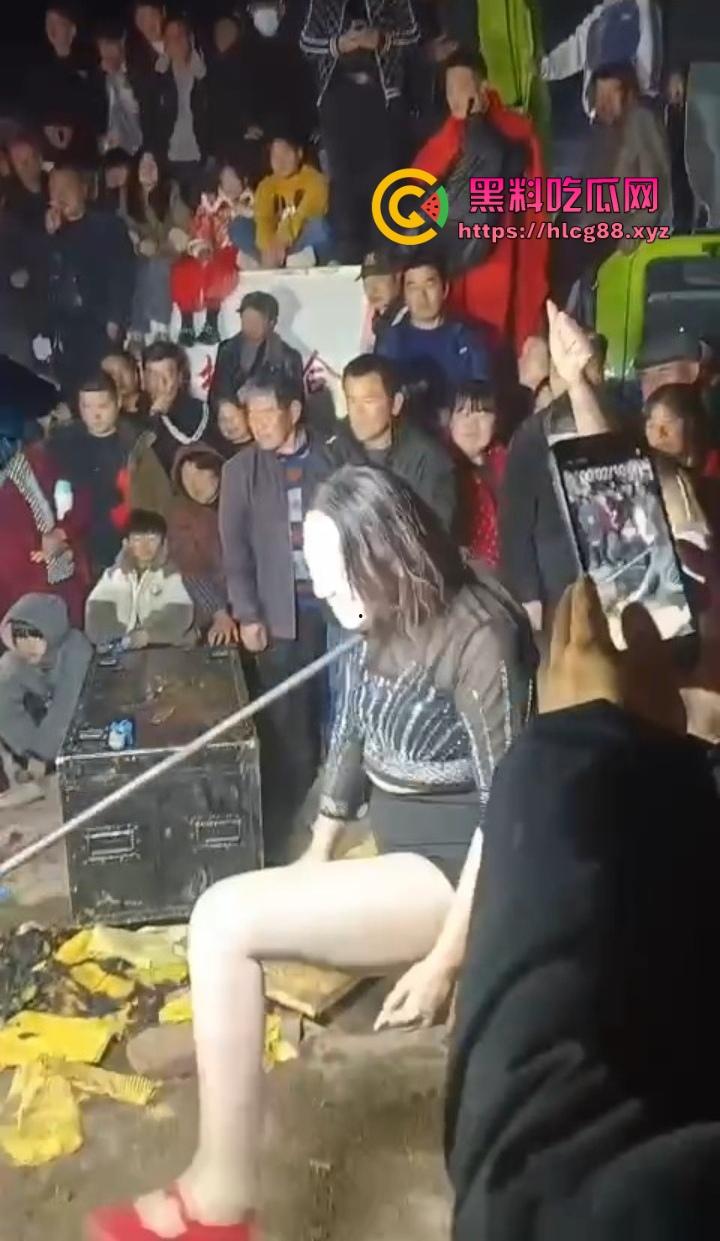 安徽马鞍山丧事变蹦迪?白事喇叭班低俗表演,现场胸口小奶碎大石,脖子顶钢筋这送走的是人还是在送欢乐?