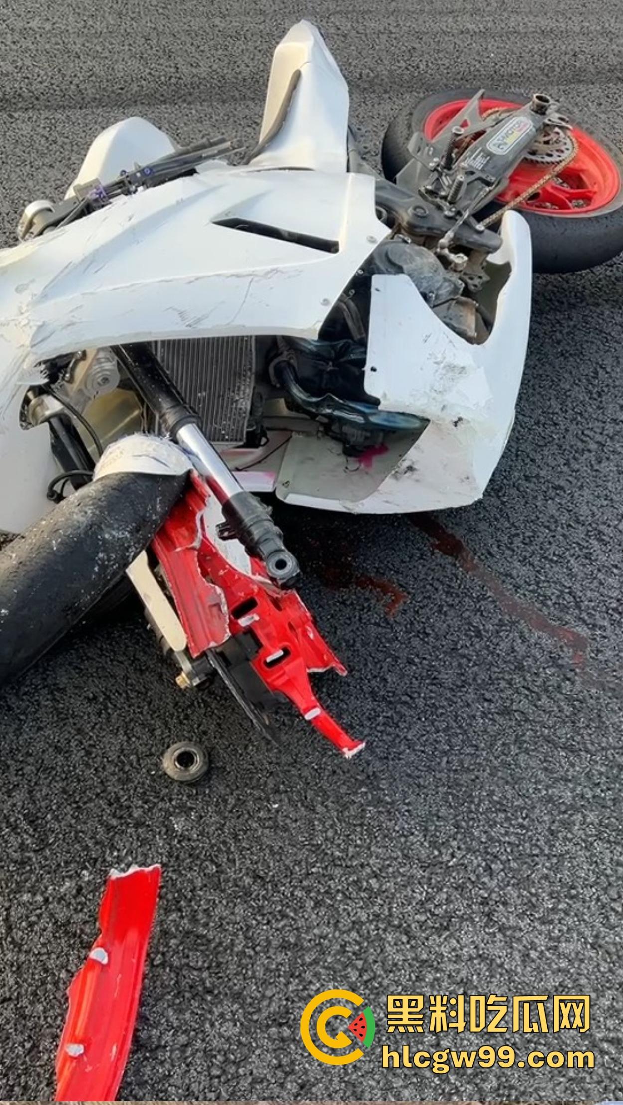 东莞英姿飒爽女骑士上演逆行惨剧,赛道飙车被撞飞数米, 当场休克被抬走!