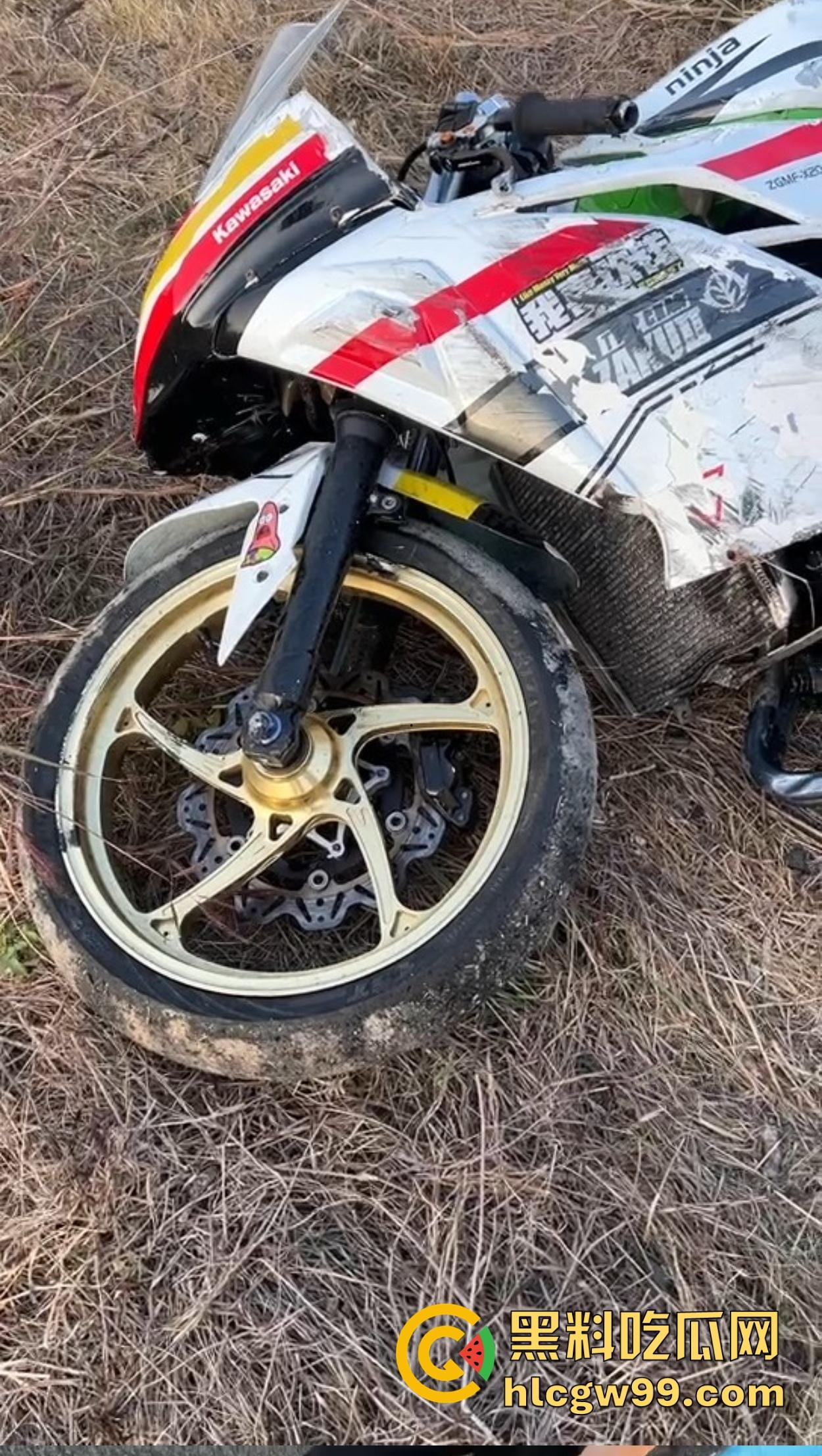 东莞英姿飒爽女骑士上演逆行惨剧,赛道飙车被撞飞数米, 当场休克被抬走!