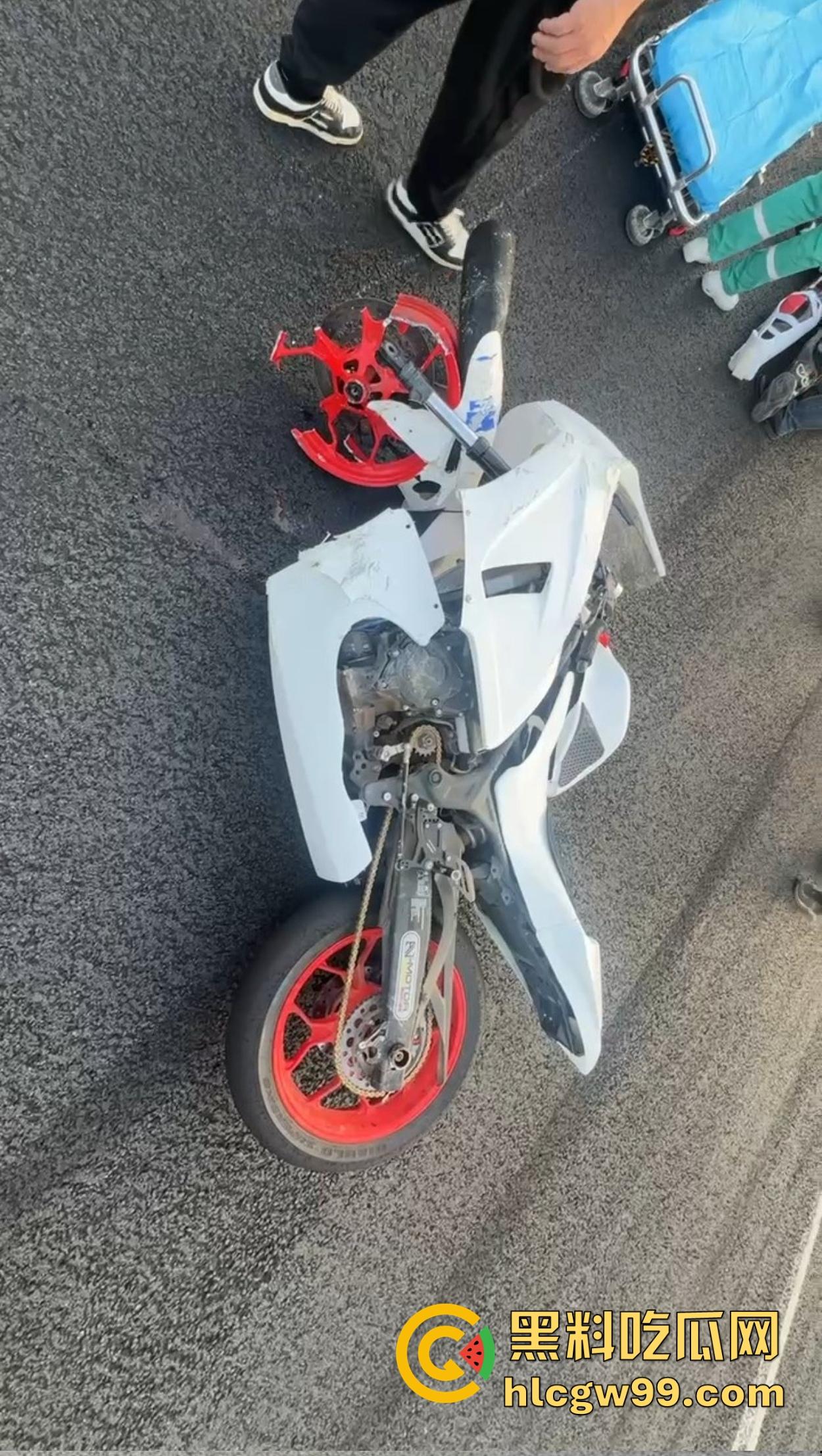 东莞英姿飒爽女骑士上演逆行惨剧,赛道飙车被撞飞数米, 当场休克被抬走!