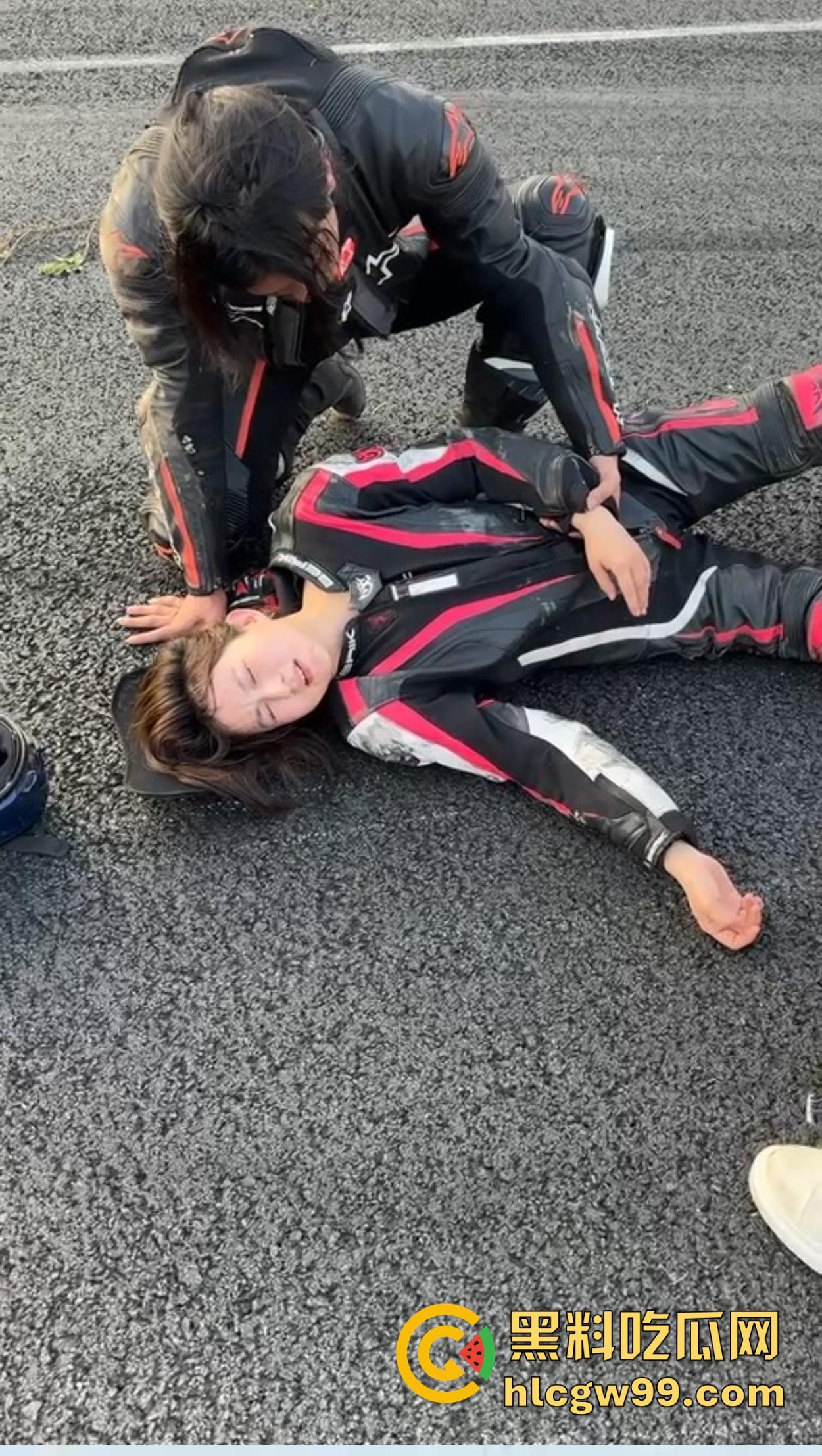 东莞英姿飒爽女骑士上演逆行惨剧,赛道飙车被撞飞数米, 当场休克被抬走!