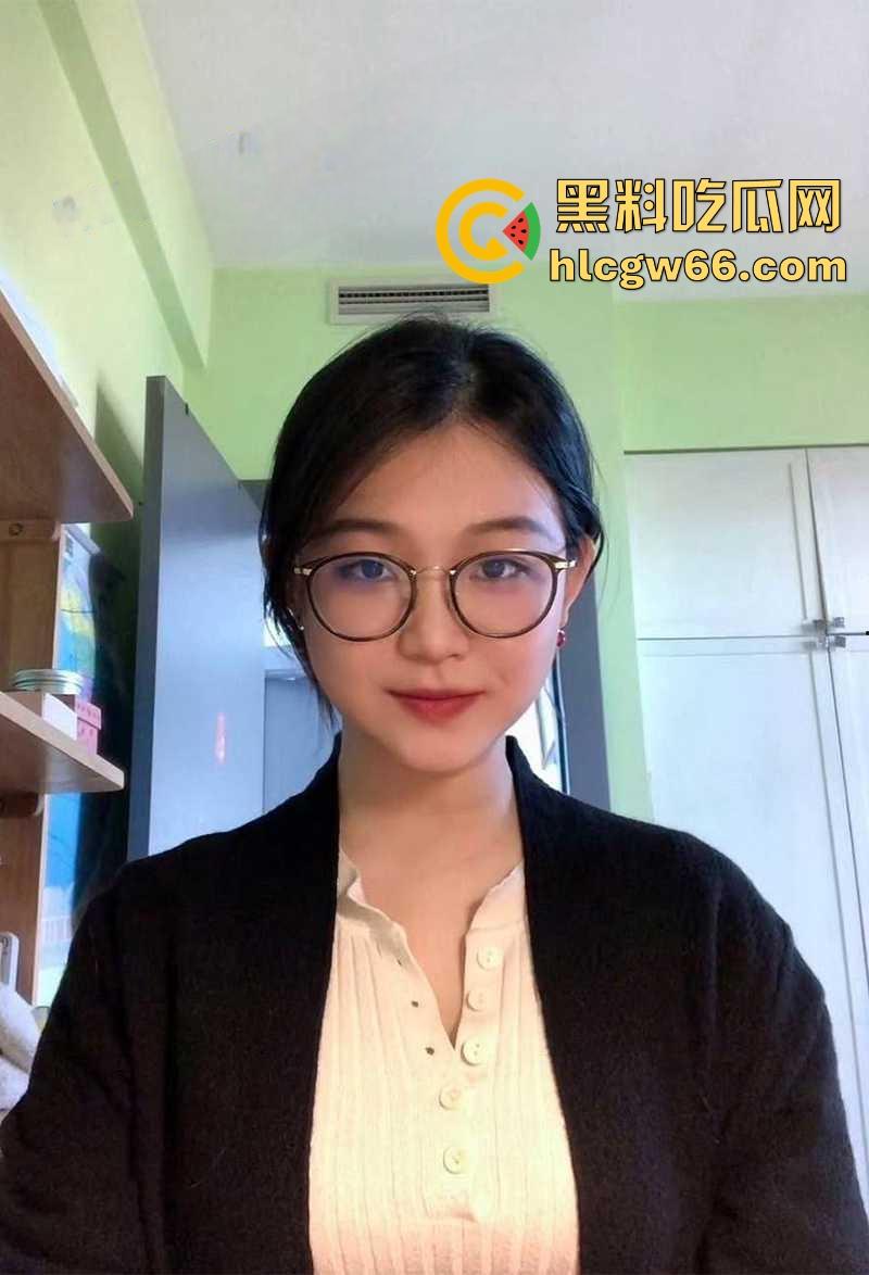 四川极品美妞【李玉婷】身材完美床技高超小母狗 被绿帽男友和好兄弟前后夹击 双洞齐开！