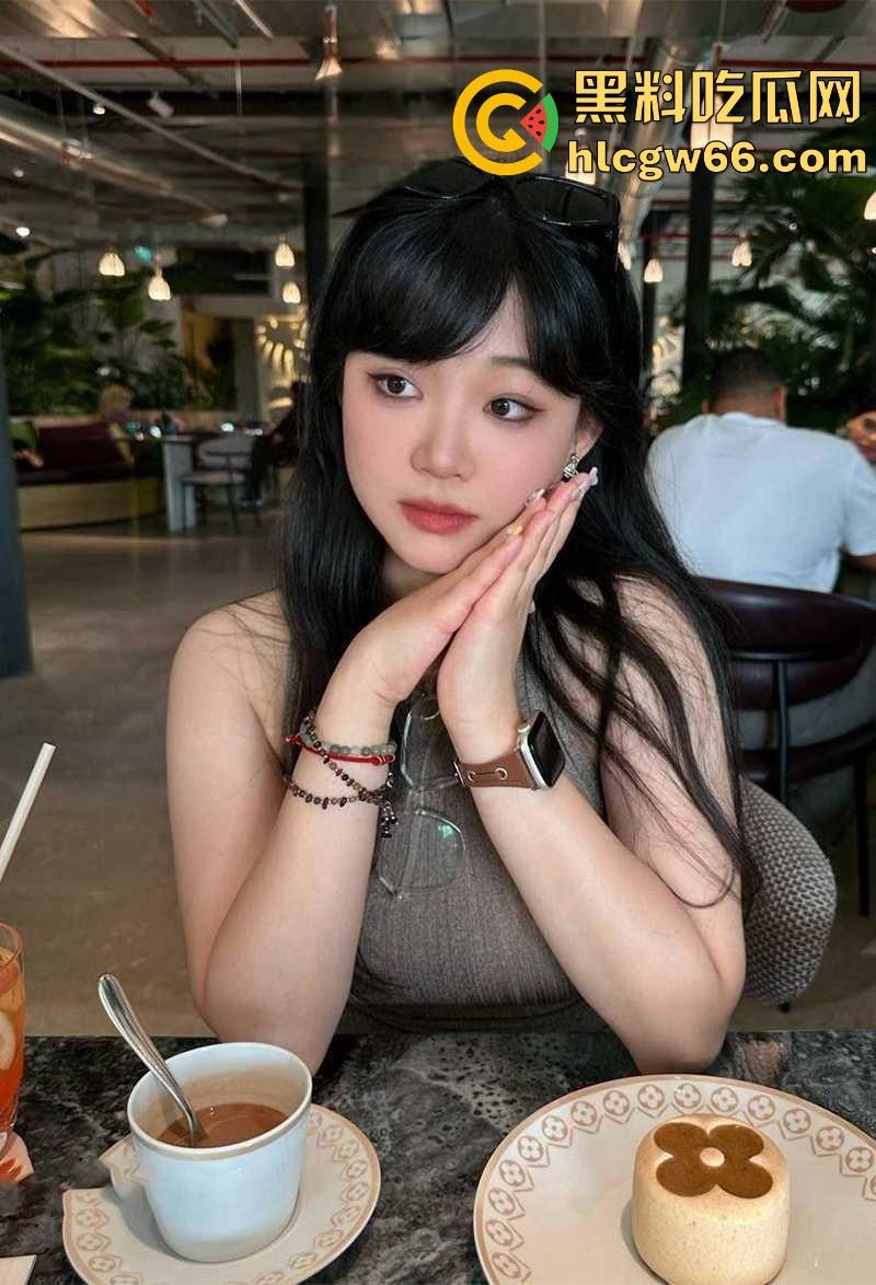 四川极品美妞【李玉婷】身材完美床技高超小母狗 被绿帽男友和好兄弟前后夹击 双洞齐开!