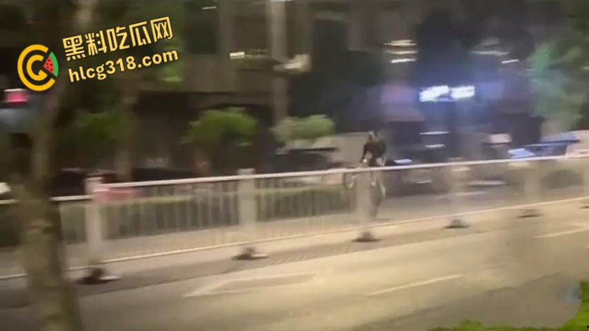 广西河池精神小伙又出事,鬼火少年翘头耍帅酿悲剧,小车烂成渣白布一盖直接重开!