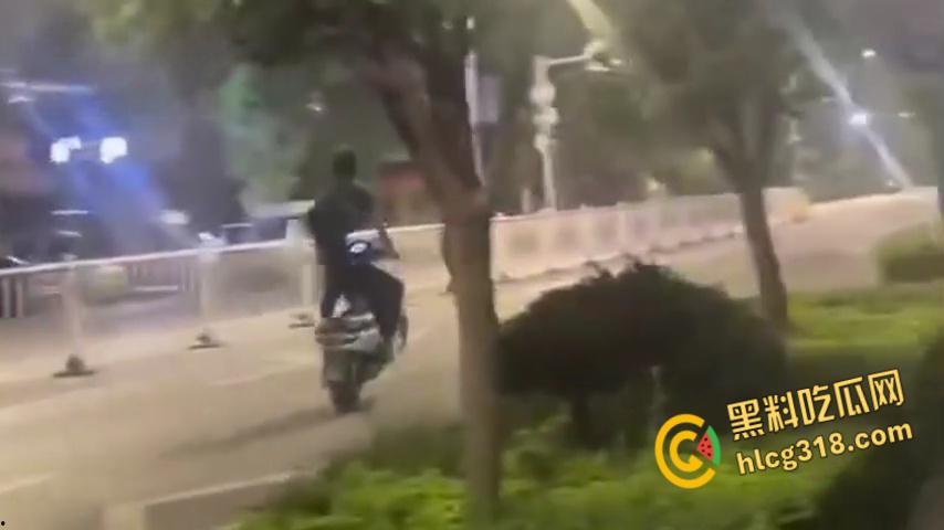 广西河池精神小伙又出事,鬼火少年翘头耍帅酿悲剧,小车烂成渣白布一盖直接重开!