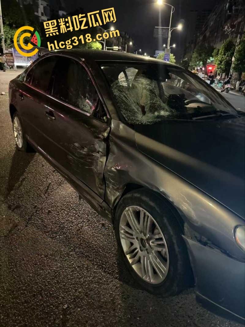 广西河池精神小伙又出事,鬼火少年翘头耍帅酿悲剧,小车烂成渣白布一盖直接重开!