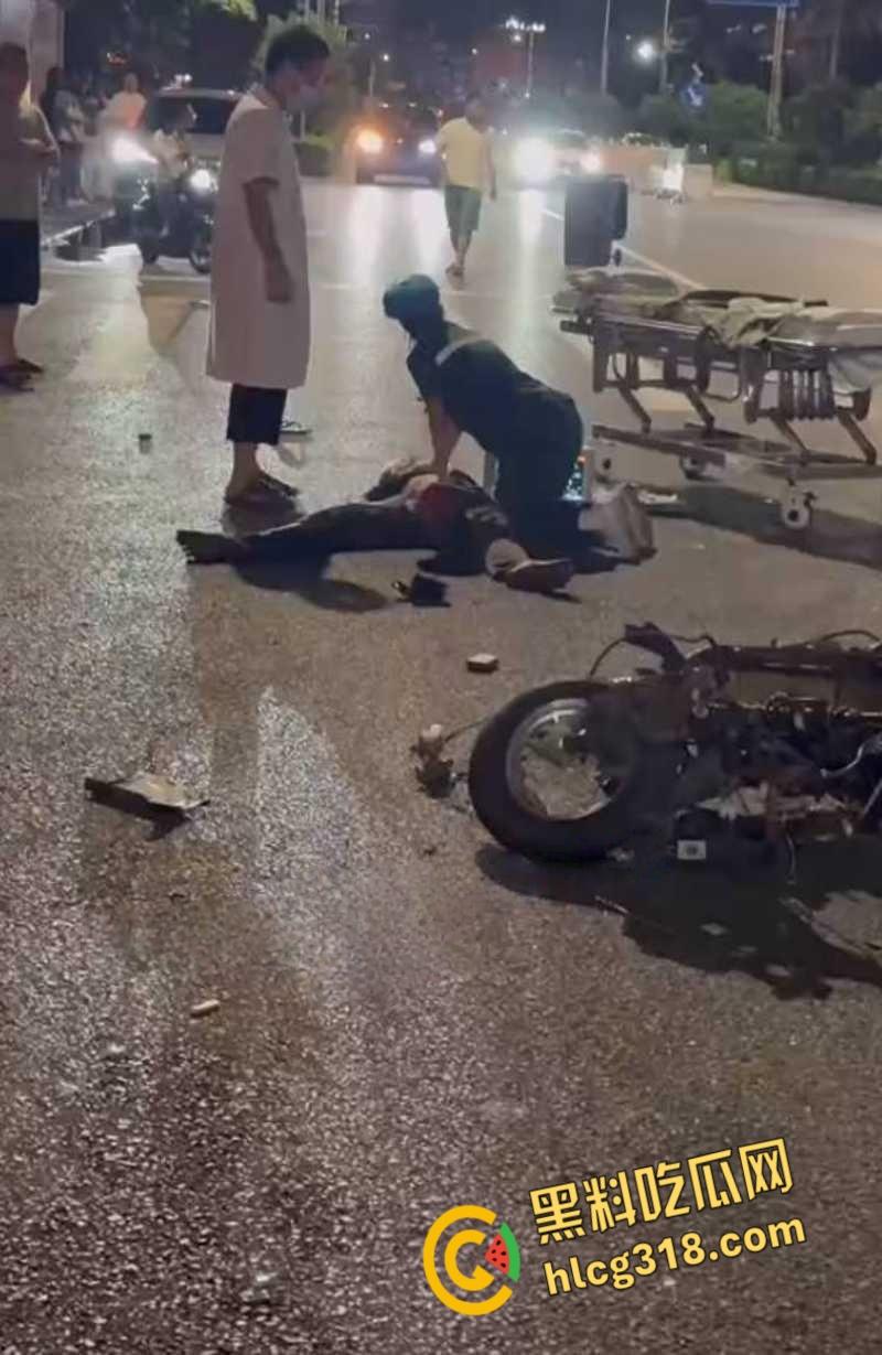 广西河池精神小伙又出事,鬼火少年翘头耍帅酿悲剧,小车烂成渣白布一盖直接重开!