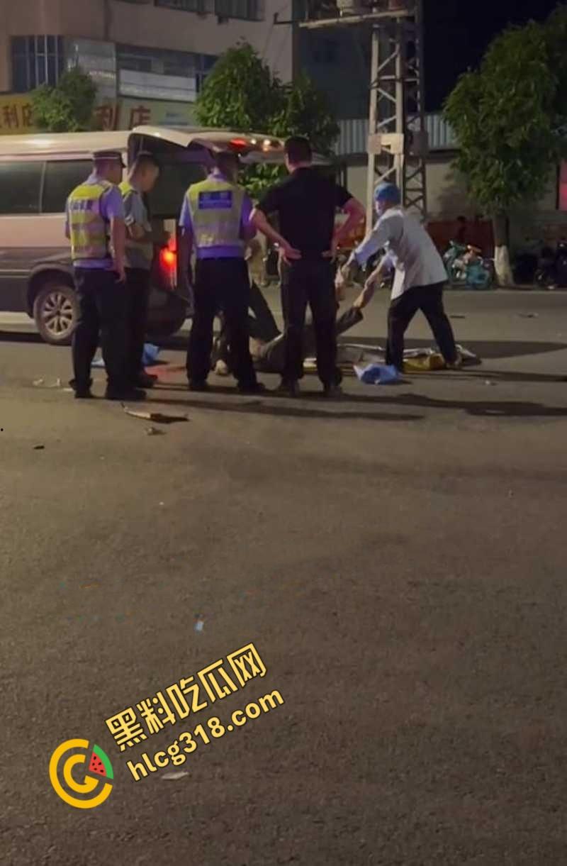 广西河池精神小伙又出事,鬼火少年翘头耍帅酿悲剧,小车烂成渣白布一盖直接重开!