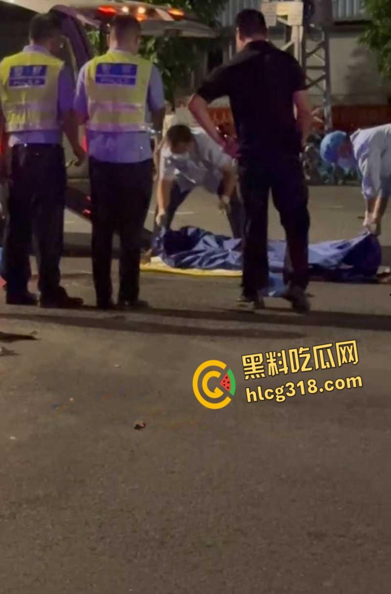 广西河池精神小伙又出事,鬼火少年翘头耍帅酿悲剧,小车烂成渣白布一盖直接重开!