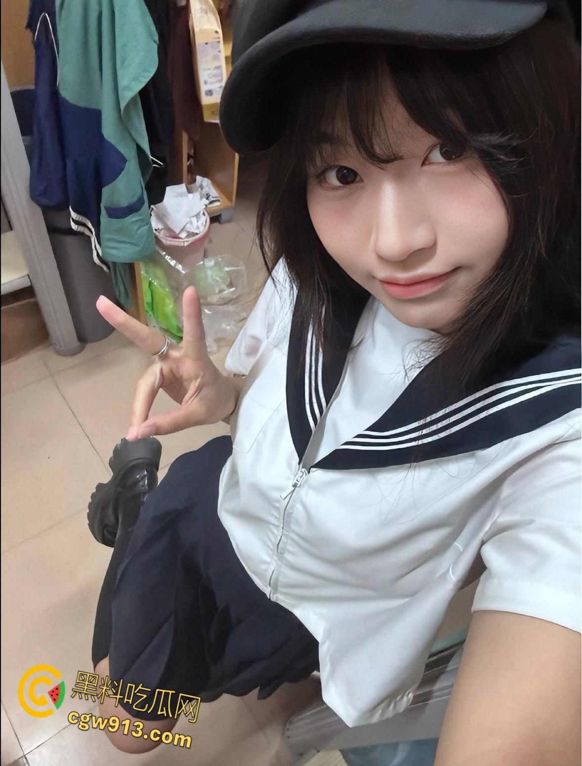 武汉纺织大学【王芷若】,清纯外表下爱穿女仆装,被男友掐脖激情调教,清晰对白淫荡又搞笑 !