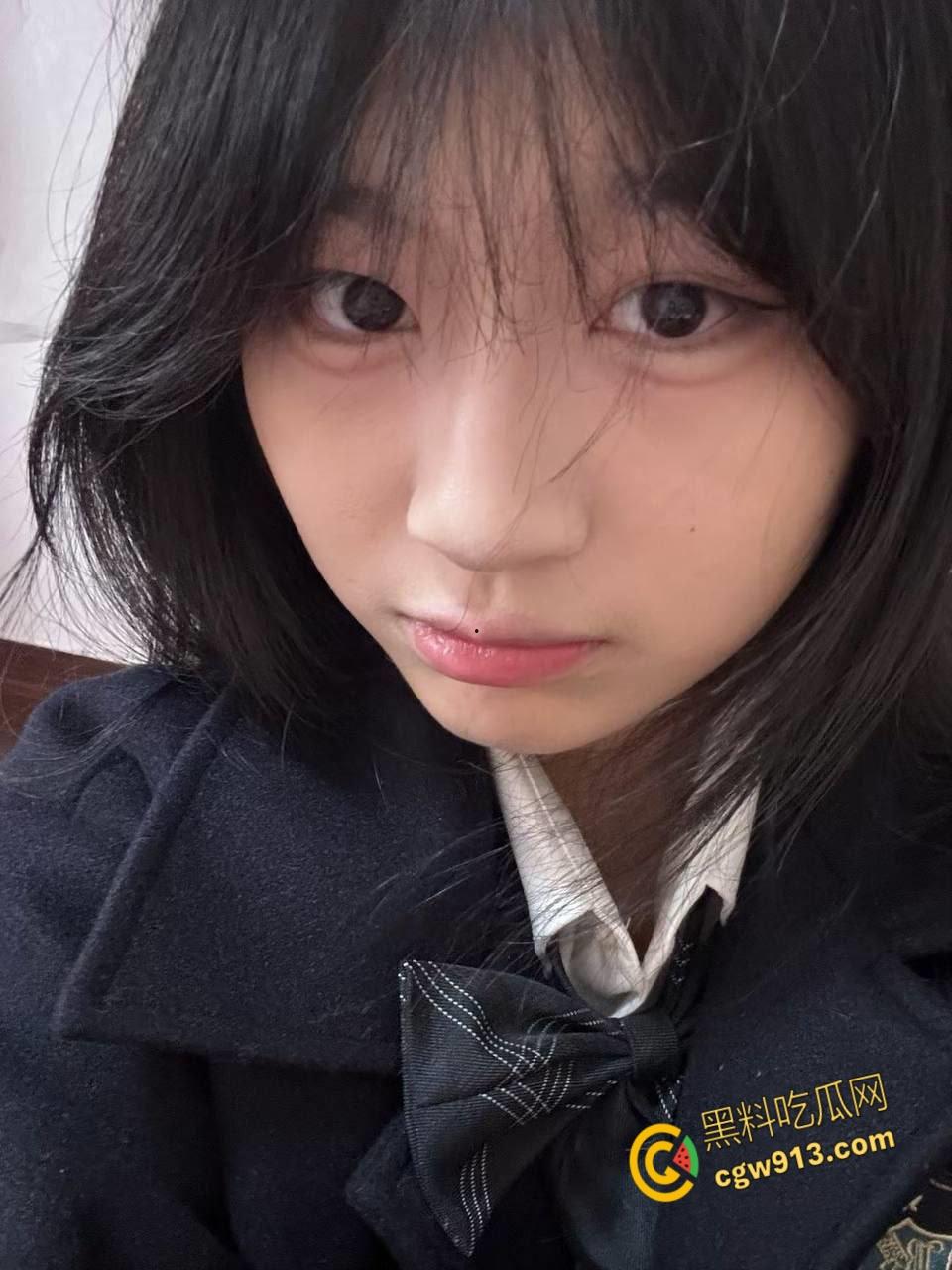 武汉纺织大学【王芷若】,清纯外表下爱穿女仆装,被男友掐脖激情调教,清晰对白淫荡又搞笑 !