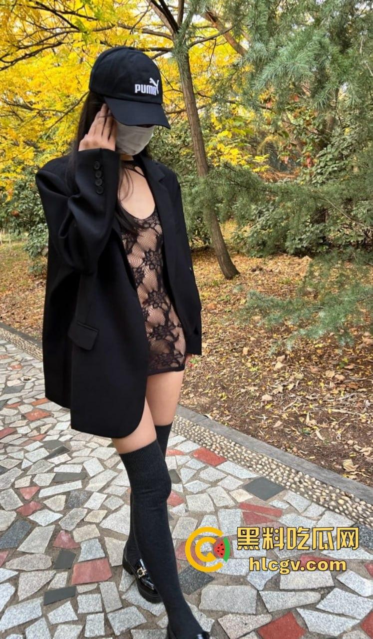 又骚又浪的人间尤物!北京骚妻『 蒲越洋 』开放式婚姻玩出新高度,公园当众露出道具自嗨,单男排队舔屏!